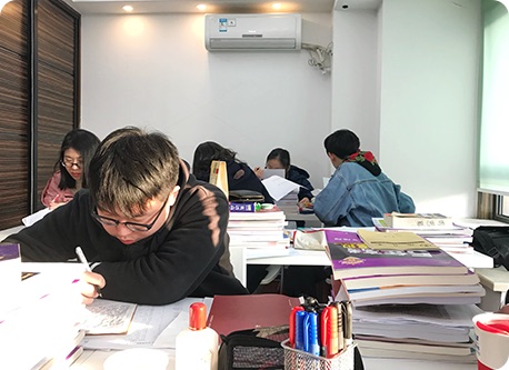 学员在教室学习