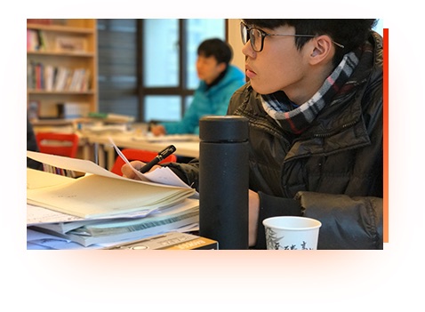 学员专注学习
